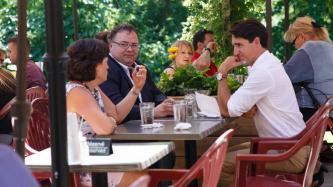 Le PM s’assoit dans un restaurant en compagnie des députés
