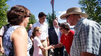 Le PM Trudeau et Ella-Grace parlent à une femme