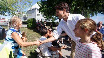 Le PM Trudeau serre la main d’une femme