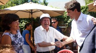 Le PM Trudeau serre la main d’un homme âgé