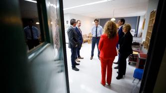 Le PM Trudeau parle avec un groupe dans un bureau