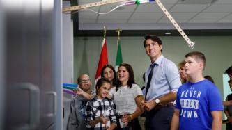 Des élèves présentent une expérience scientifique au PM Trudeau