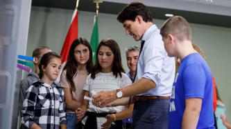 Des élèves présentent une expérience scientifique au PM Trudeau