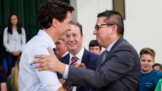 Le PM Trudeau serre la main d’un homme