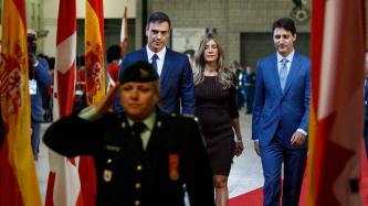 PM Trudeau escorts President Sánchez and his wife down a red carpet