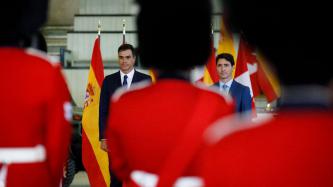 PM Trudeau and President Sánchez stand at attention