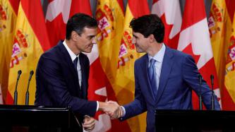 PM Trudeau and President Sánchez shake hands