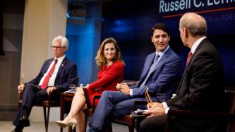 Le PM Trudeau parle au modérateur avec les min. Freeland et Carr 