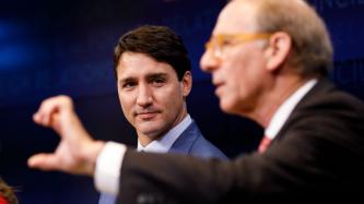 Le PM Trudeau écoute le modérateur