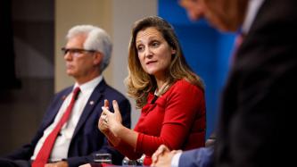 La ministre Freeland parle sous le regard du ministre Carr 