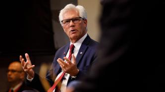 Le ministre Carr prend la parole durant la discussion