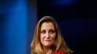La min. Freeland regarde les participants durant la discussion
