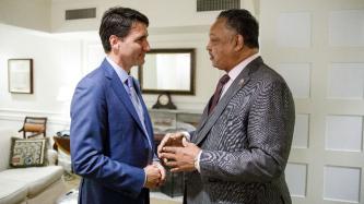 Le PM Trudeau discute avec le révérend Jesse Jackson