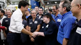 Le PM Trudeau serre la main des travailleurs de MetriCan