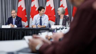 Le PM Trudeau écoute la ministre Hajdu