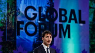 Le PM Trudeau parle derrière un lutrin