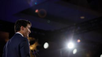 Le PM Trudeau parle derrière un lutrin