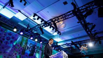 Le PM Trudeau parle derrière un lutrin