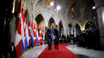 PM Trudeau and PM Rutte walk on a red carpet in the Rotunda