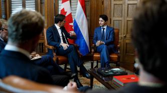 PM Trudeau sits and talks with PM Rutte