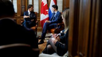 PM Trudeau sits and talks with PM Rutte