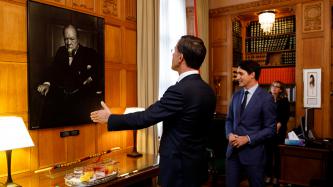 PMs Trudeau and Rutte look at a portrait of Winston Churchill