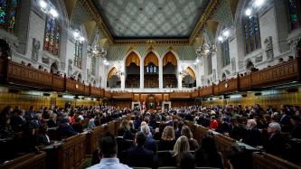Attendees in the HoC look on as PM Rutte addresses Parliament