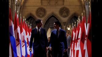 PM Trudeau and PM Rutte walk down the Hall of Honour