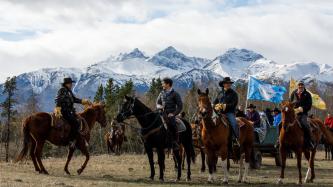 Le PM Trudeau et des chefs se promènent à cheval dans une vallée
