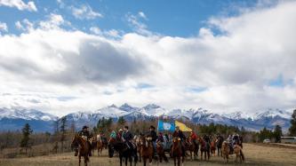 Le PM Trudeau et des chefs se promènent à cheval dans une vallée