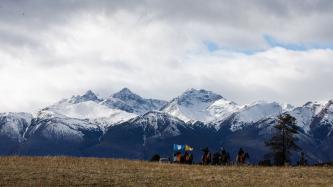 Le PM Trudeau et des chefs se promènent à cheval dans une vallée
