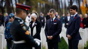 Le PM Trudeau, le min. O'Regan et l’amb. Hudon inclinent la tête