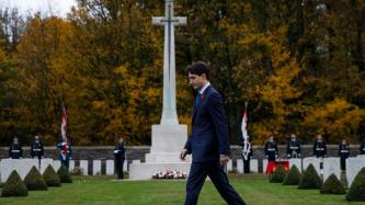 Le PM Trudeau marche devant le monument