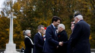Le PM Trudeau, le min. O'Regan et l’amb. Hudon avec des vétérans