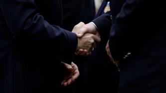 Deux hommes échangent une poignée de main