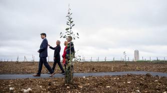 Le PM Trudeau, l’amb. Hudon et le min. O'Regan longent un chemin
