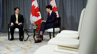 Photo number 1 from the photo gallery Prime Minister Justin Trudeau meets with the President and CEO of ST Engineering, Vincent Chong, in Singapore