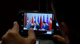 An attendee uses Bixby Vision app on a device