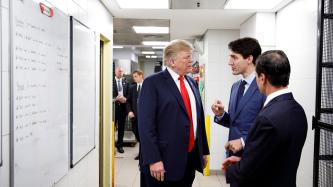 PM Trudeau talks with Presidents Peña Nieto and Trump in a hallway