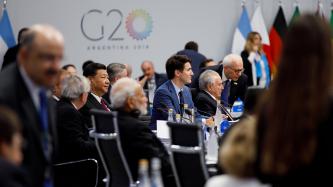Le PM Trudeau écoute lors de la rencontre du Sommet du G20