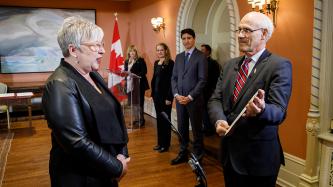 La ministre Jordan se fait assermenter