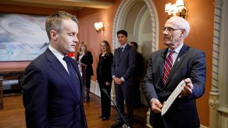 Le ministre O’Regan se fait assermenter