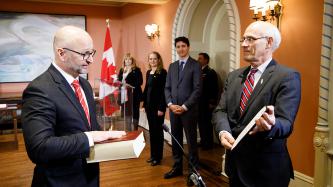 Le ministre Lametti tient une bible pendant son assermentation