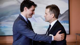 Le PM Trudeau serre le ministre O’Regan dans ses bras