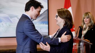 Le PM Trudeau serre la ministre Philpott dans ses bras