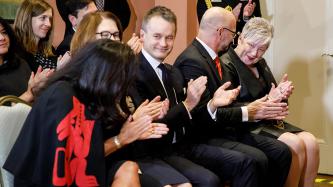 Des députés applaudissent durant la cérémonie d’assermentation