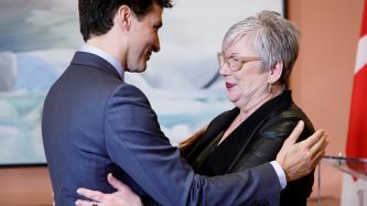 Le PM Trudeau serre la ministre Jordan dans ses bras