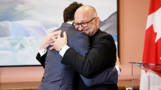 Le PM Trudeau serre le ministre Lametti dans ses bras