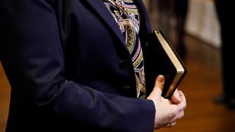 La ministre Philpott tient une bible