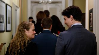 Le PM Trudeau et la gouverneure Julie Payette se sourient